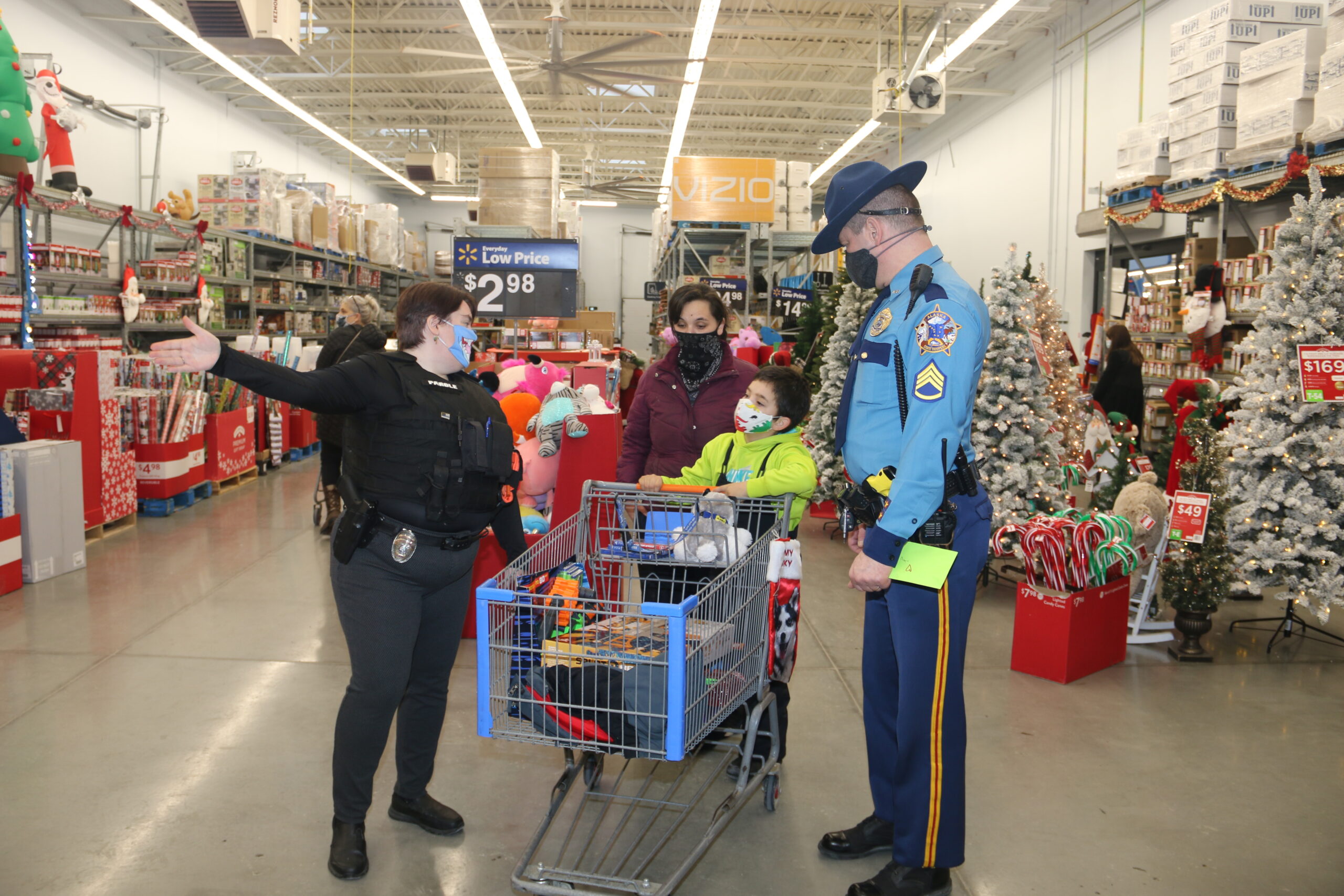 shop-with-a-cop-helps-300-local-children-wlaf